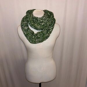 Momentum Knitted Neck Warmer Scarf Green & White NWT